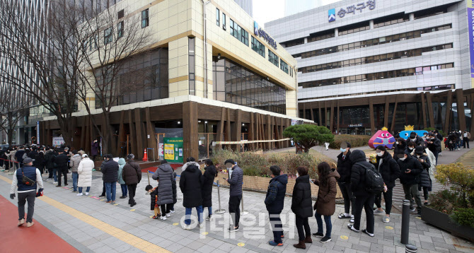 오늘 코로나 신규 확진자 수 7102명…위중증 환자수 연일 ‘최다'                                                                                                                                