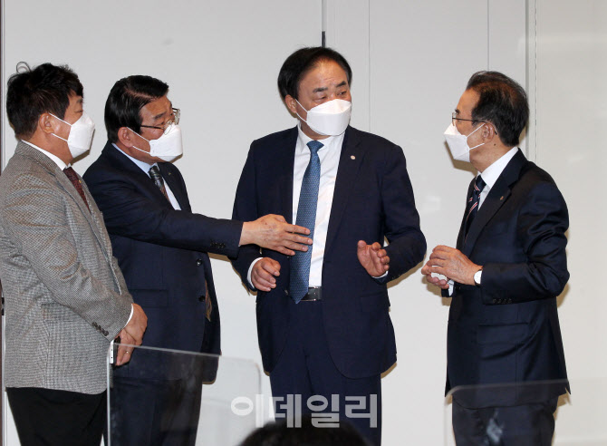  대화나누는 상호금융 CEO들                                                                                                                                                                        