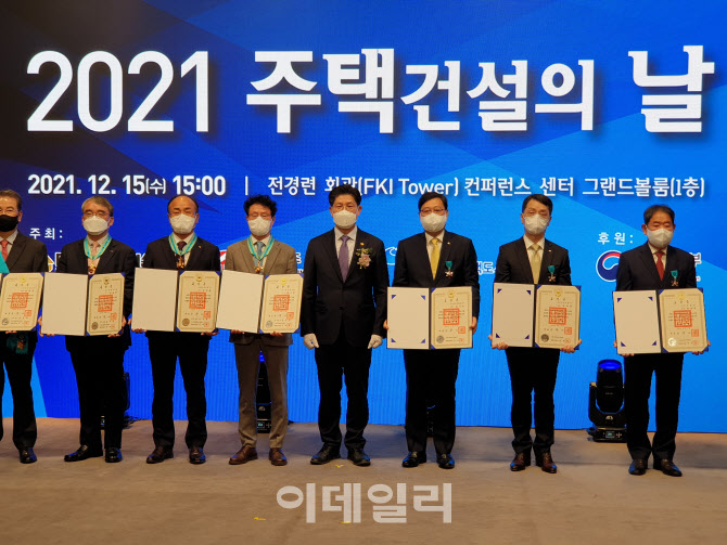 권혁운 IS지주 대표, 금탑산업훈장 수상
