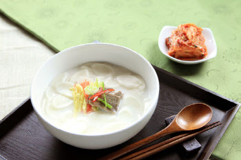 새해 아침 떡국 먹는 韓, 다른 나라 특이한 새해 풍습은?