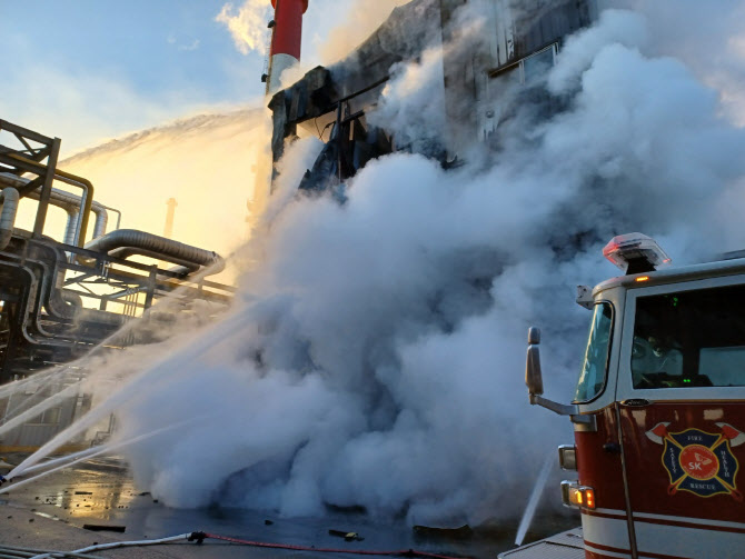  울산 SK에너지 ESS 화재 진압 작업                                                                                                                                                                 