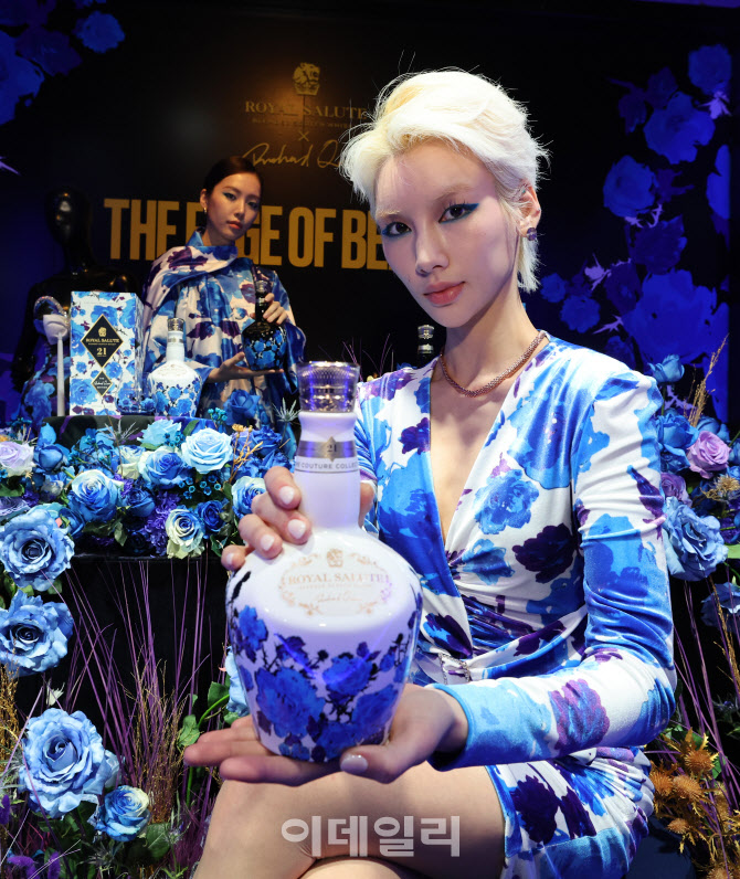 로얄살루트, 영국 디자이너 '리차드 퀸' 에디션 출시                                                                                                                                       