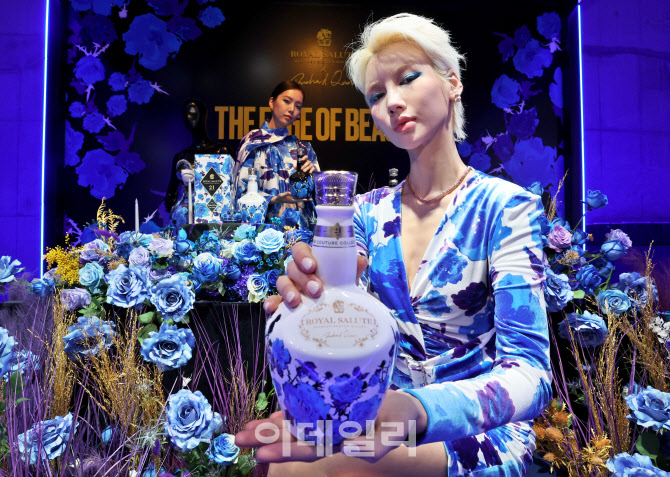 로얄살루트, 영국 디자이너 '리차드 퀸' 에디션 선보여                                                                                                                                     