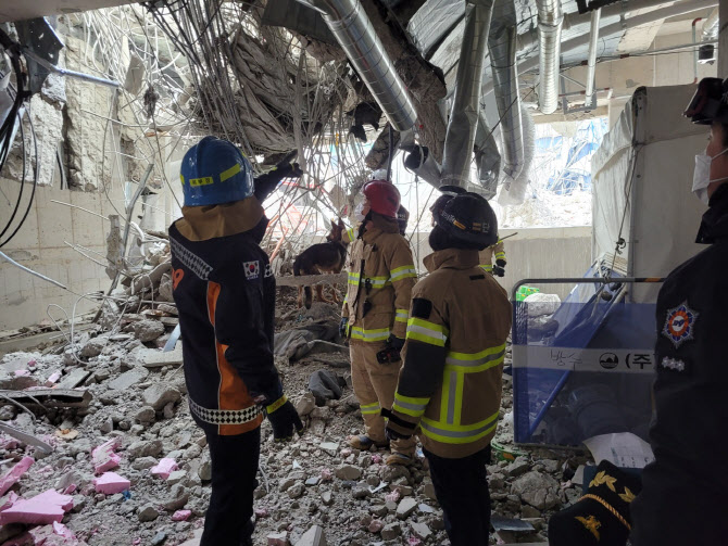  수색 작업하는 구조대원들                                                                                                                                                                         