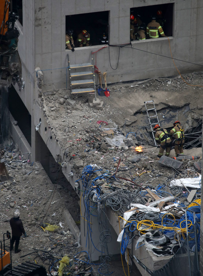  구조활동 펼치는 119구급대                                                                                                                                                                        