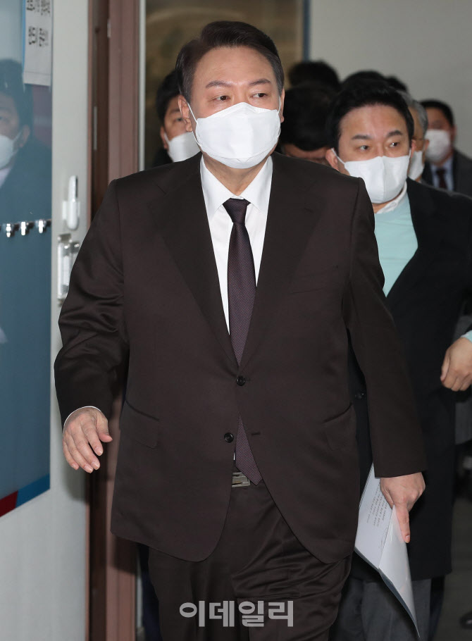 '당사 들어서는 윤석열'                                                                                                                                                                  