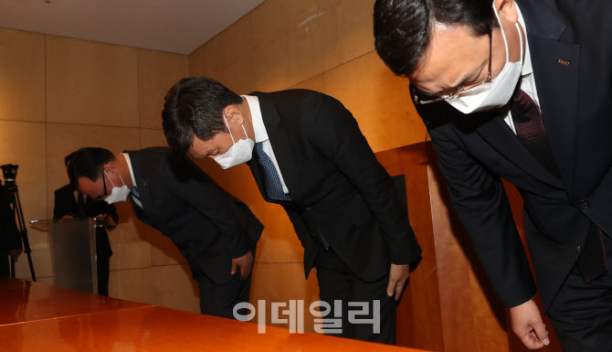  고개숙인 HDC현대산업개발                                                                                                                                                                         