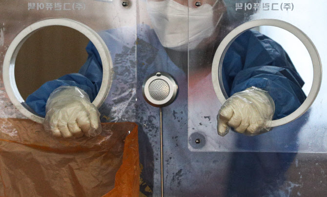 강추위에 시달리는 의료진의 두 손                                                                                                                                                                        