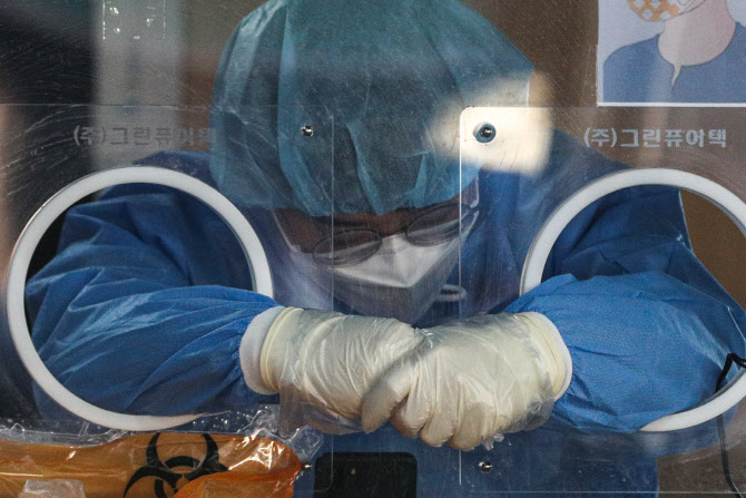 강추위 닥친 선별진료소...'손이 너무 시려워'                                                                                                                                                   