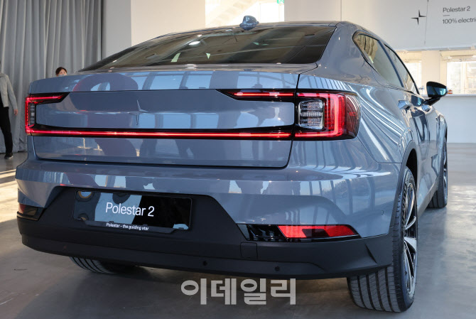 폴스타2의 뒷라인                                                                                                                                                                                  