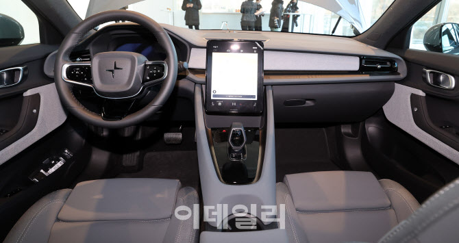 100% 순수 전기차 폴스타2의 실내                                                                                                                                                                   