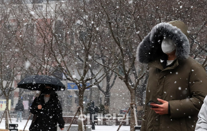 서울 눈 펑펑…"퇴근길 지하철 20회 증편"                                                                                                                                                 