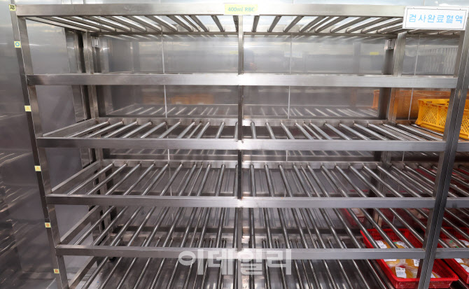 텅 빈 혈액 저장고                                                                                                                                                                                 