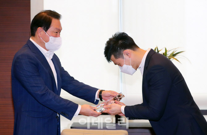  아이디어 리그 TOP4 수상자 상패 수여                                                                                                                                                              