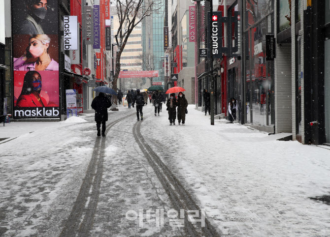  썰렁한 명동거리                                                                                                                                                                                  