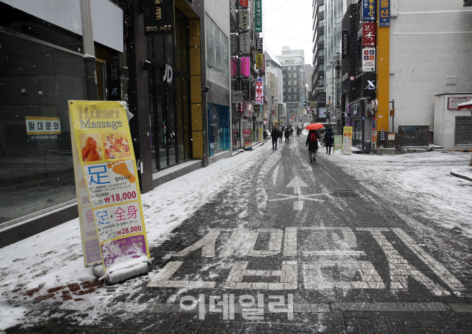  사람없는 명동 거리                                                                                                                                                                               