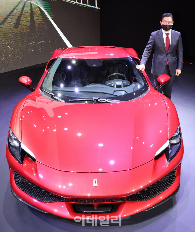 베일 벗은 페라리 하이브리드 스포츠카 '296 GTB'                                                                                                                                          