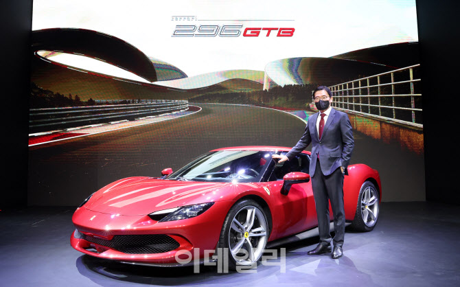 베일 벗은 페라리 6기통 하이브리드 스포츠카 '296 GTB'                                                                                                                                    
