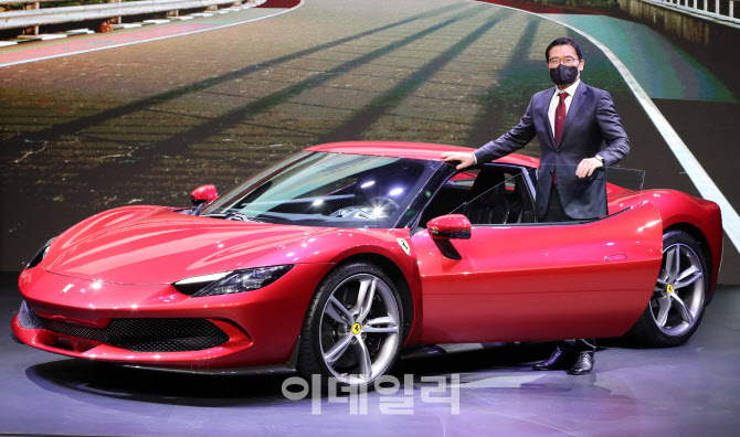 시선 사로잡는 페라리 하이브리드 스포츠카 '296 GTB'                                                                                                                                      