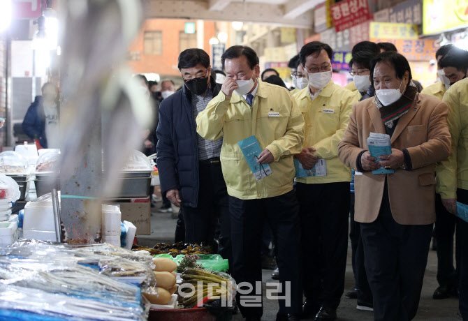 김부겸 총리, 설 명절 물가 및 방역 상황 점검                                                                                                                                                       
