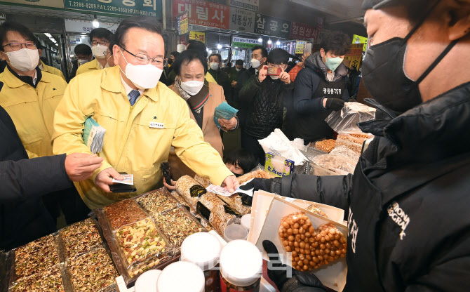 온누리상품권으로 먹거리 구매하는 김부겸 총리                                                                                                                                                      