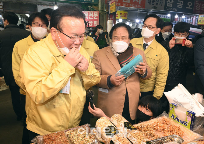 광장시장에서 먹거리 시식히는 김부겸                                                                                                                                                               