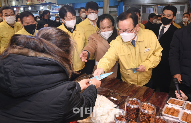 시장 상인들에게 마스크 나눠주는 김부겸 총리                                                                                                                                                       