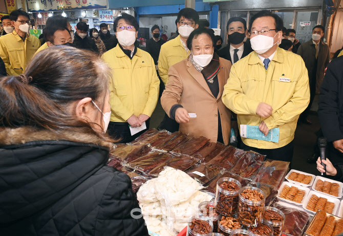 시장 상인들 고충 듣는 김부겸 총리                                                                                                                                                                 