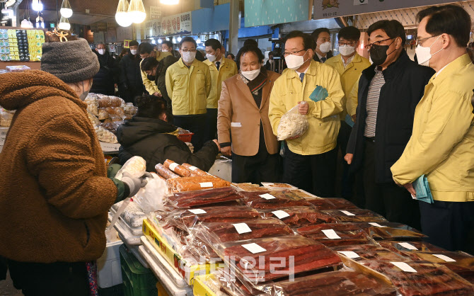 김부겸 총리, 광장시장 찾아 설 명절 물가 점검 나서                                                                                                                                                 