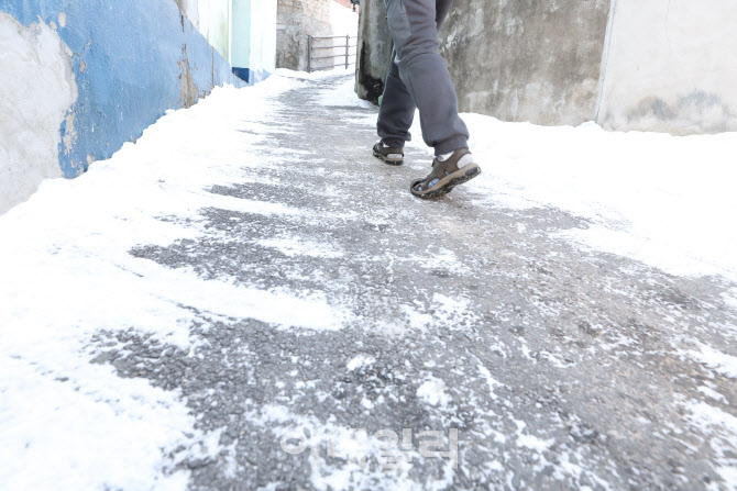 얼어붙은 골목길                                                                                                                                                                                   