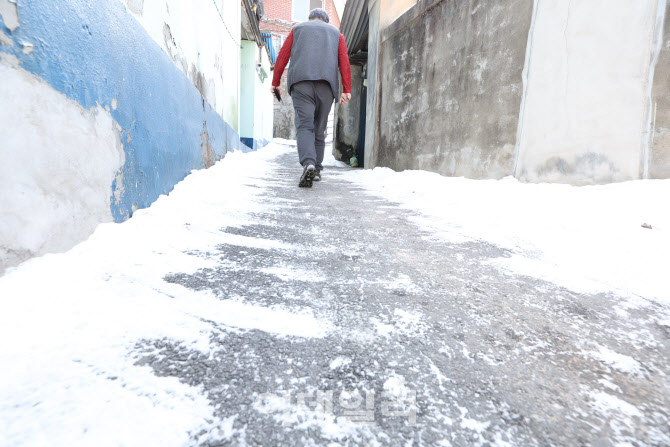 전날 내린 눈으로 얼어붙은 골목길                                                                                                                                                                  