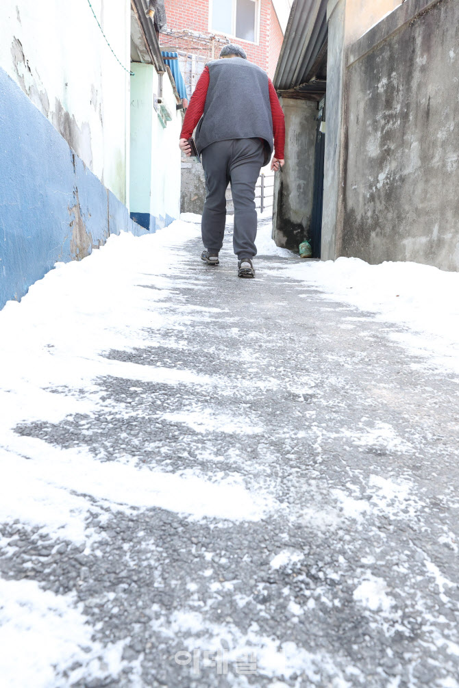 폭설과 한파까지 겹쳐 얼어붙은 골목길                                                                                                                                                              