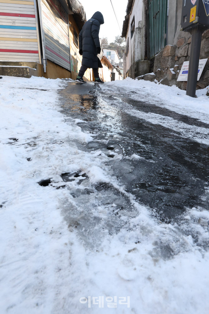 꽁꽁 얼어붙은 골목길                                                                                                                                                                              