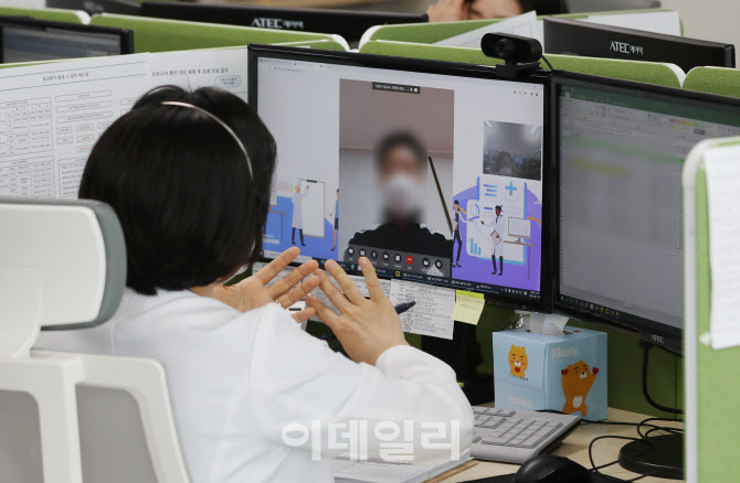 코로나19 환자와 비대면 진료하는 의료진                                                                                                                                                            