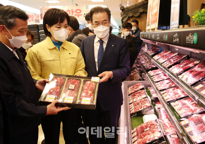  한우 매장 점검하는 이성희 회장과 전현희 위원장                                                                                                                                                   