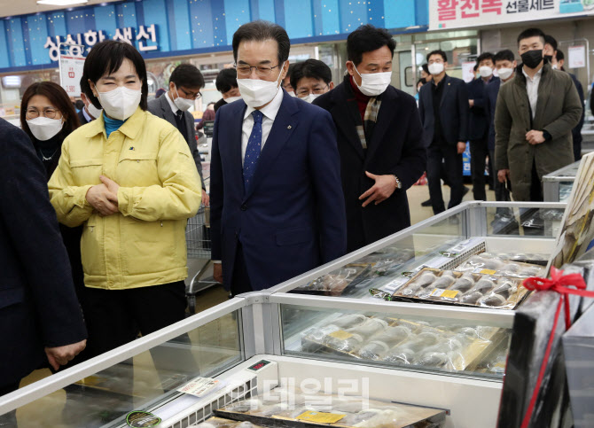  설 앞두고 매장 찾은 국민권익위원장                                                                                                                                                               