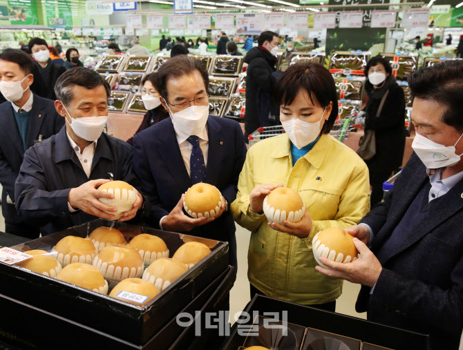  설 성수품 점검하는 전현희 위원장과 이성희 회장                                                                                                                                                   