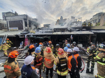 서울 동작구 흑석시장서 화재..70대 여성 등 2명 부상