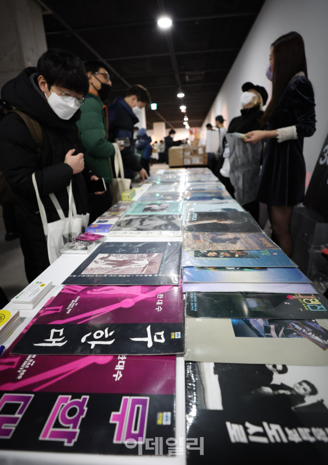 LP판에 관심 갖는 시민들                                                                                                                                                                           