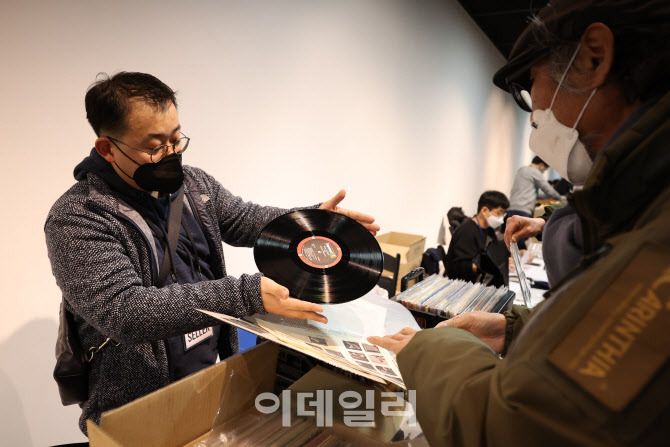 세월은 오래돼도 LP판 깨끗합니다~                                                                                                                                                                  