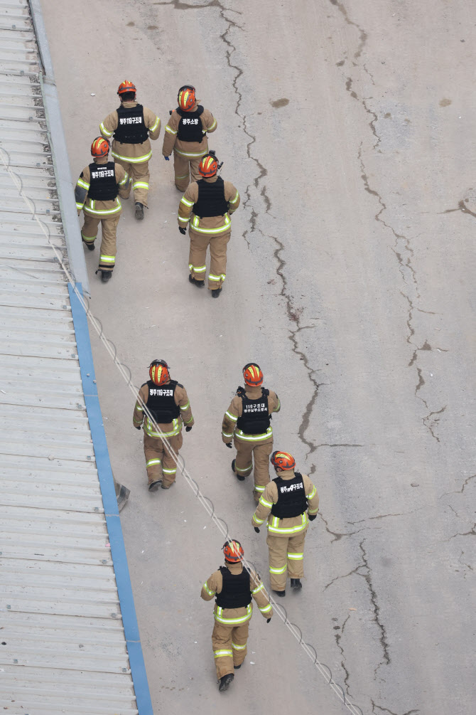  붕괴 건물로 들어가는 구조대원들                                                                                                                                                                  