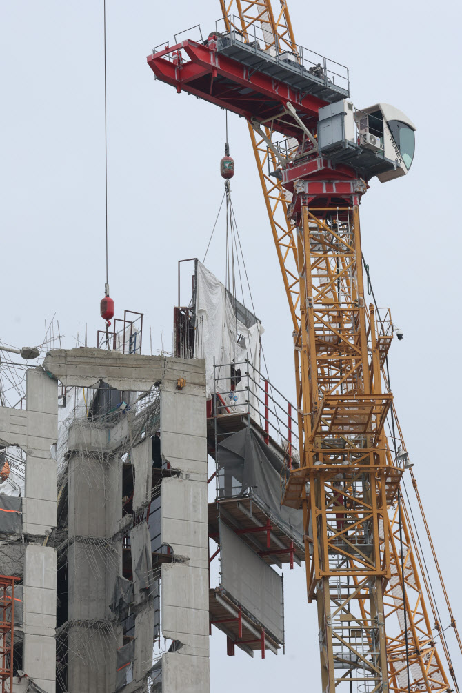  상층부 대형 거푸집(RCS폼) 제거                                                                                                                                                                   