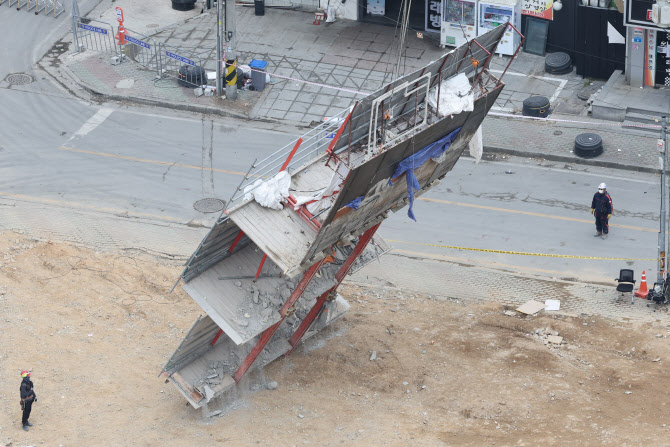  상층부에서 제거된 거푸집(RCS폼)                                                                                                                                                                  