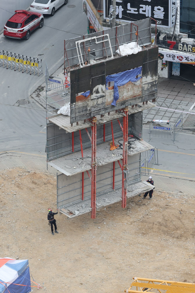  상층부에서 제거된 거푸집(RCS폼)                                                                                                                                                                  