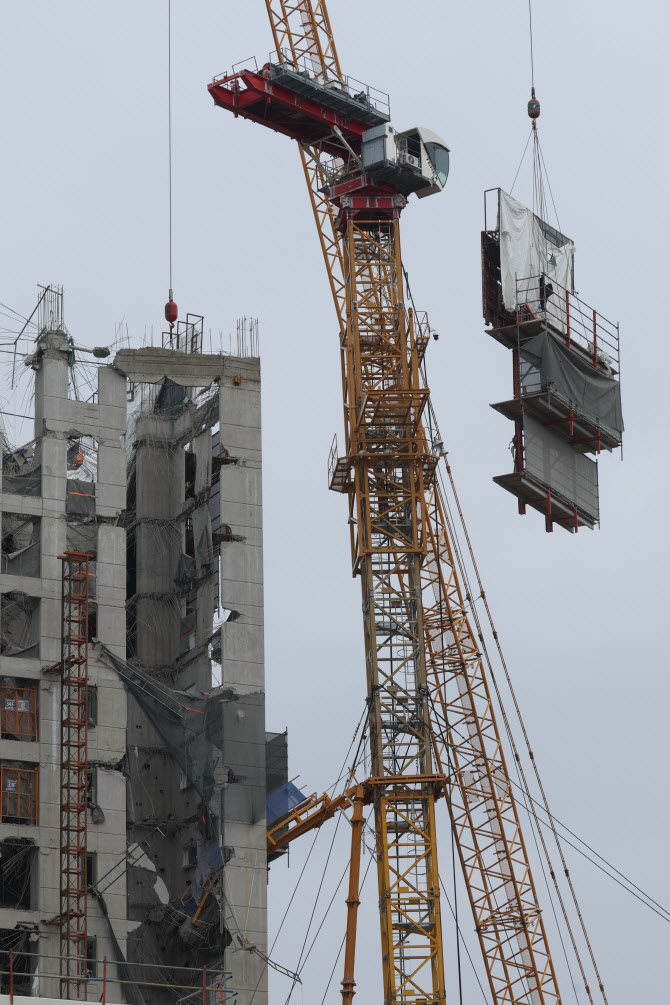  상층부 대형 거푸집(RCS폼) 제거                                                                                                                                                                   