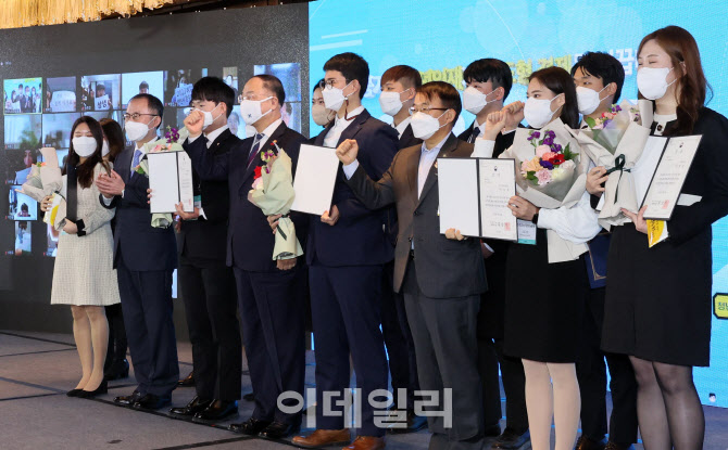 채용정보박람회, 수기공모전 수상자들의 기념촬영                                                                                                                                                    