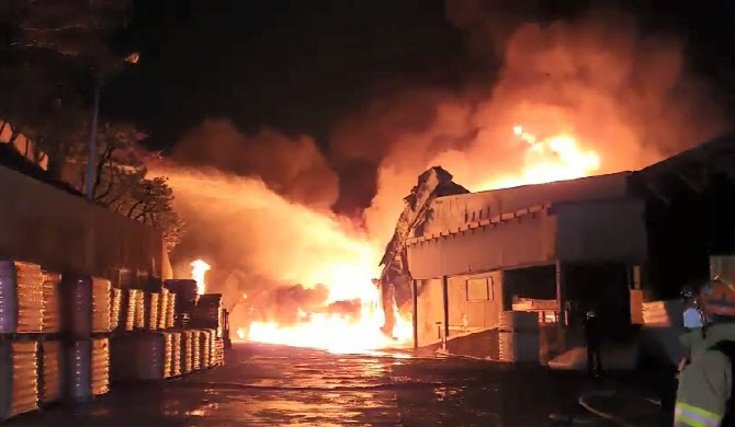  효성티앤씨 울산공장서 치솟는 불길                                                                                                                                                                