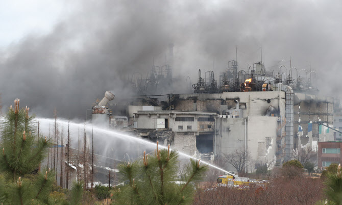  효성티앤씨 울산공장 화재…진화 중                                                                                                                                                                