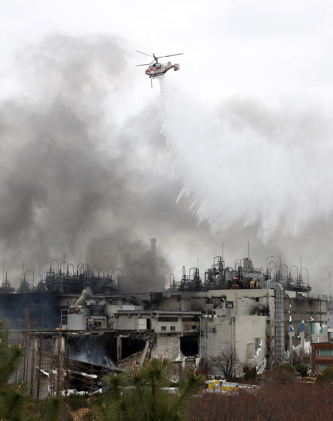  효성티앤씨 울산공장 화재 진압하는 헬기                                                                                                                                                           