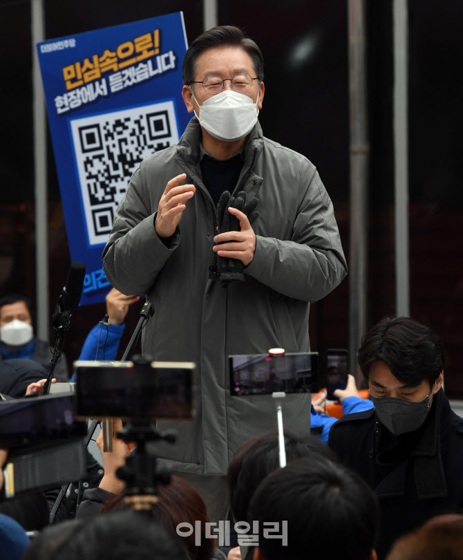 신장시장에서 지지 호소하는 이재명 대선 후보                                                                                                                                                       